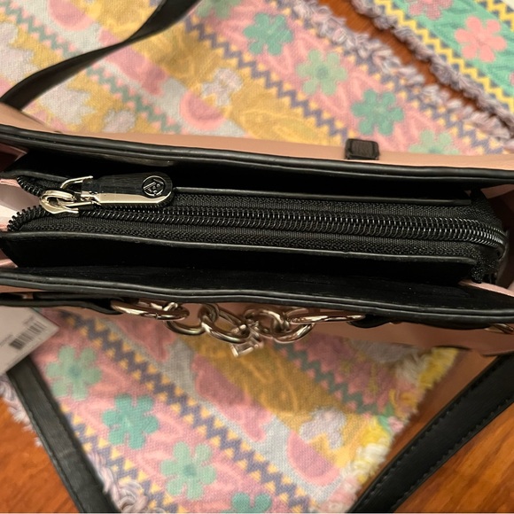 NWT Adrienne Vittadini D’Argento Collection Crossbody with Hanging Lock - Picture 3 of 4